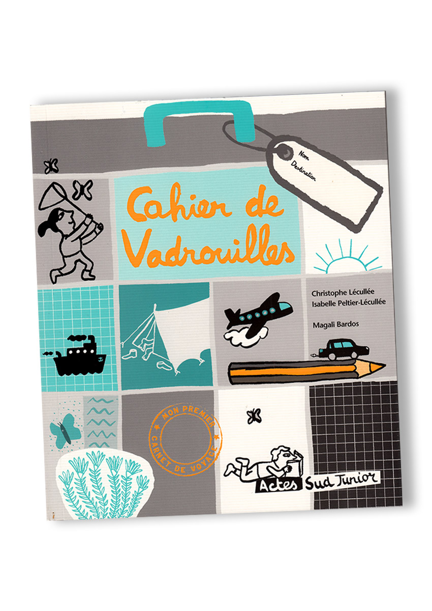 Cahier de Vadrouilles Magali Bardos illustration Christophe Léculée Isabelle Peltier-Léculée Actes sud junior cahier d'activité pour enfant carnet de voyage bichromie bleu noir dessin découpage collage ciseaux valise avion bateau voiture