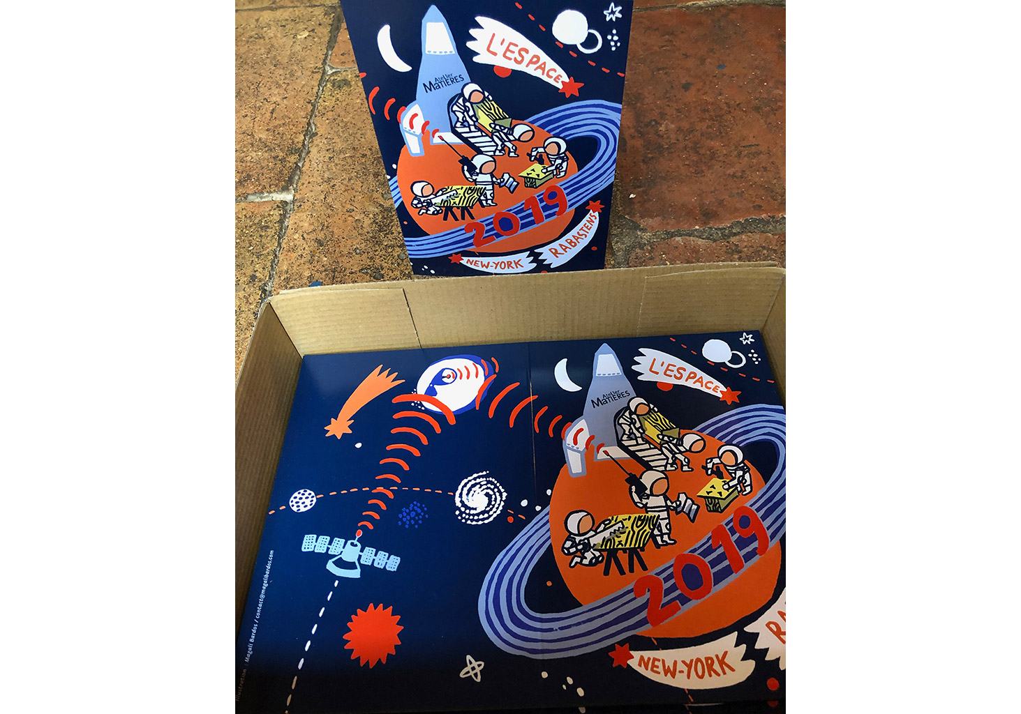 ©magali bardos Atelier Matieres carte voeux menuiserie espace fusee planete satellite cosmonautes caisse outils